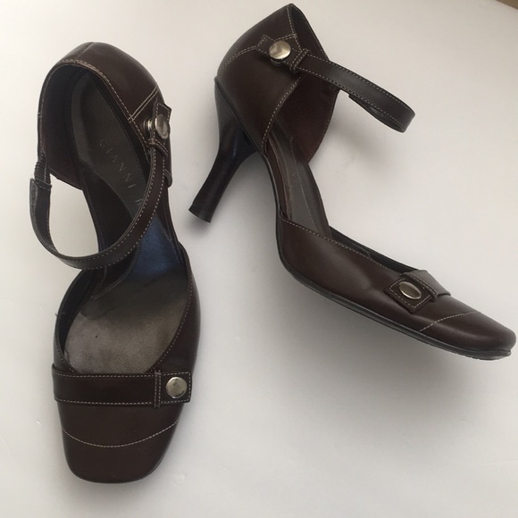 Brown heels with ankle strap. - Picture 3 of 3